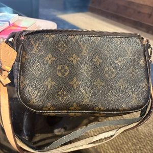 Authentic Louis Vuitton monogram pochette purse